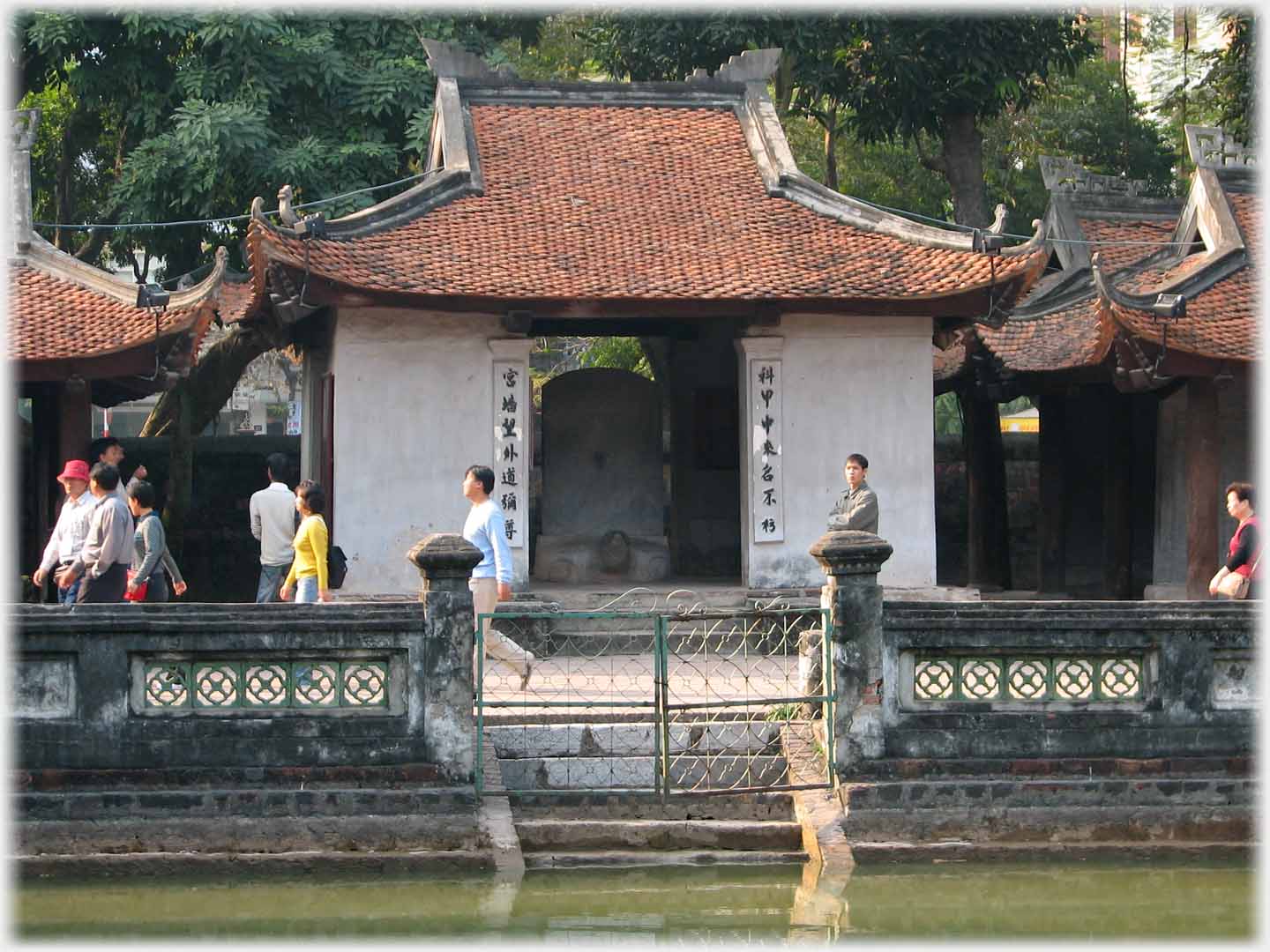 Small pavilion, open entrance with vertical set of characters on each side.