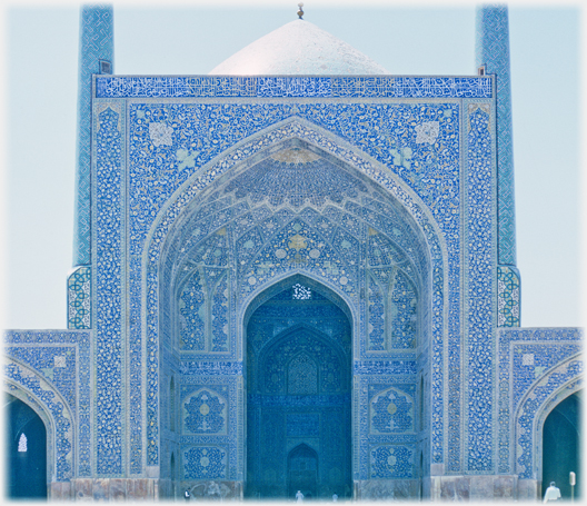 The Jadid-e Abbasi Mosque main iwan and courtyard.