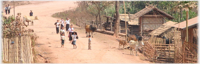 Children and houses in Lak Sao Sy village.