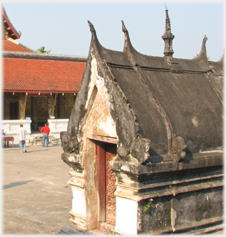 The roof of the chapel in the Wat Mai courtyard.