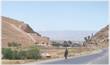 Appraoch road to Shiraz.