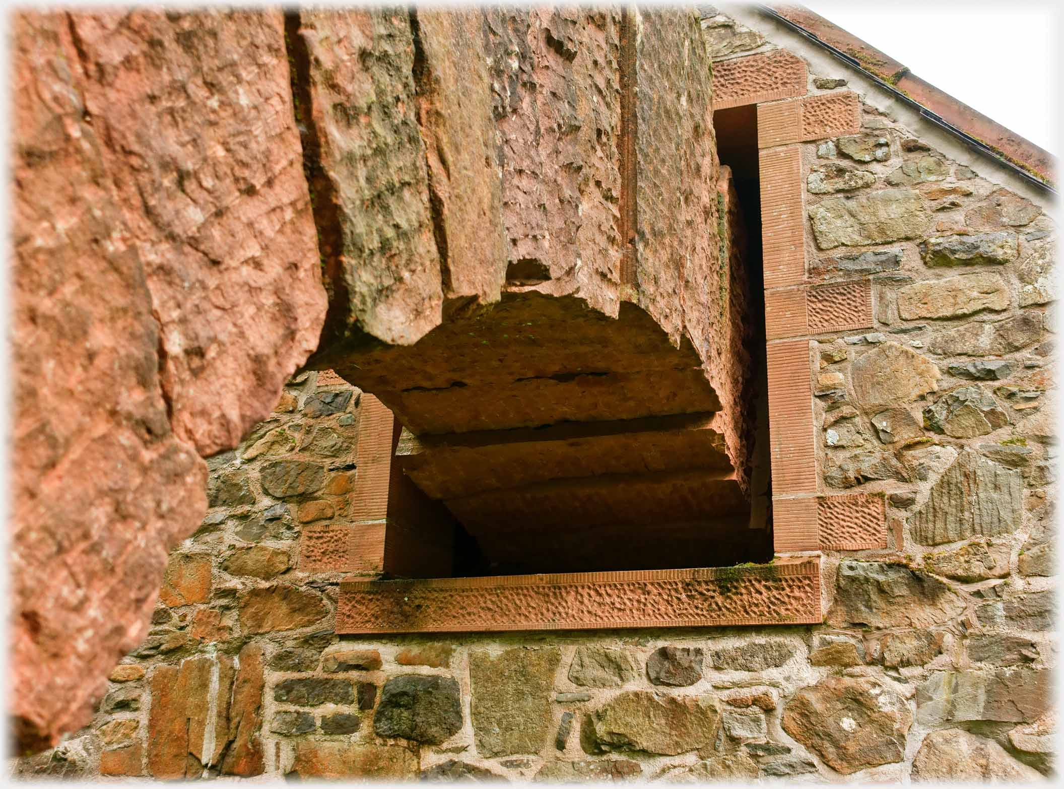 A close view of the arch entering the building.