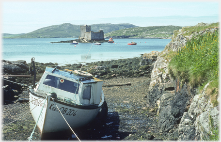 Boat and Kisimul castle.