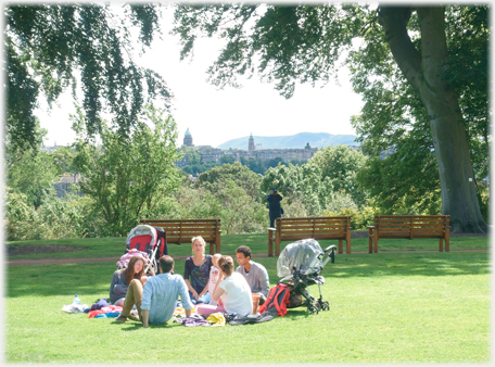 Inverleith house llawn and view.