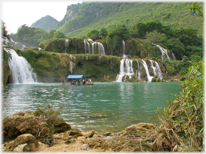 Ban Gioc cascade with visitors' punt.