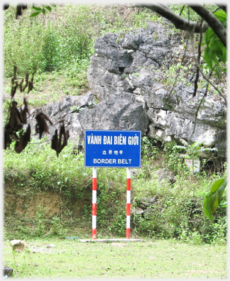 Blue warning sign for Borber Belt in three languages.