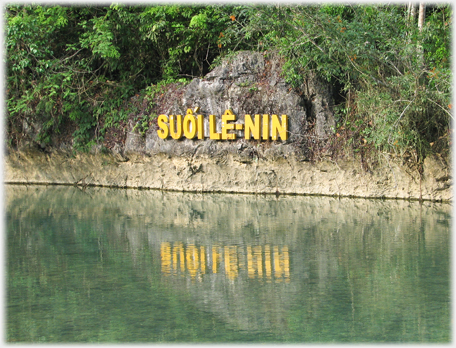 Large yellow letters pinned to a rock face saying Suoi Le Nin.