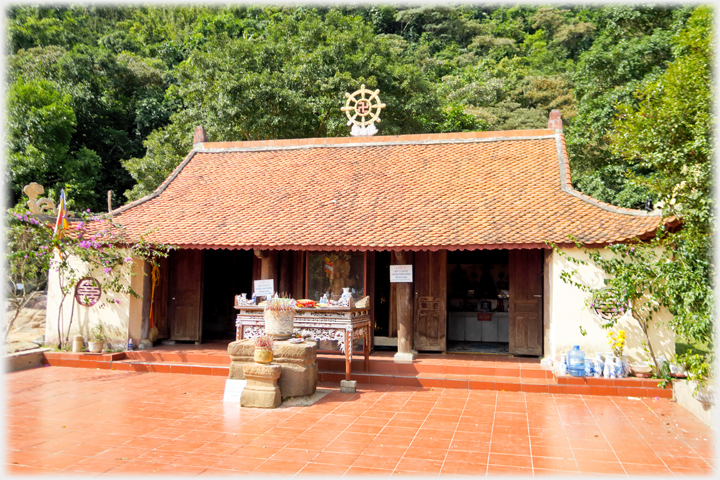 Front view of the pagoda.