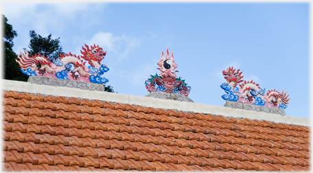 Roof top with two dragons.