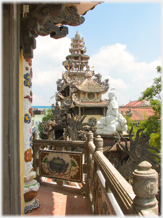 Balustrade with entrance tower and entrance Buddha.