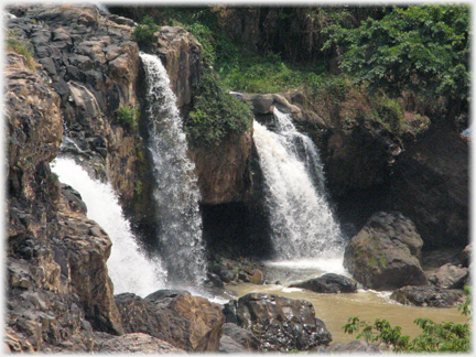 Close-up view of the falls.