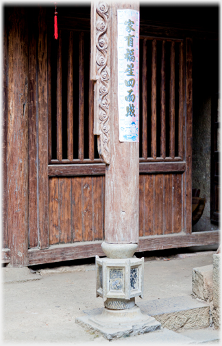 Calligraphy on pillar.