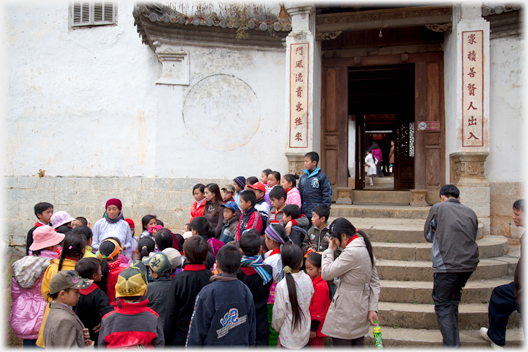 Vuong Cho and children by steps