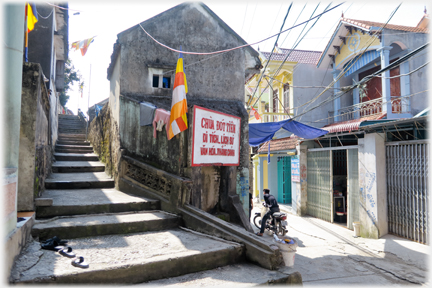 Steps from the lane up to the pagoda.