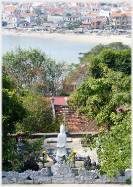 Rear of statue looking over pagoda roof.