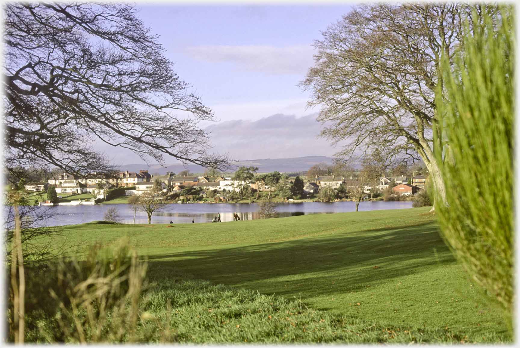 Links, loch village, trees.