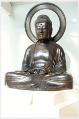 Statue of a sitting Buddha.