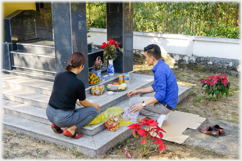 Arranging the offerings on the tomb.