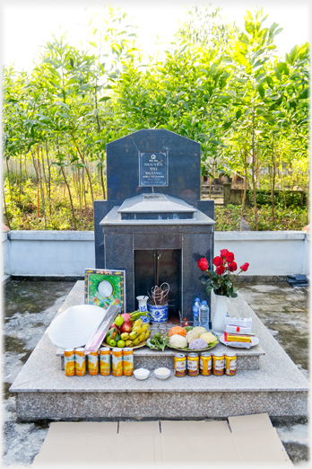 The tomb with the offerings in place.