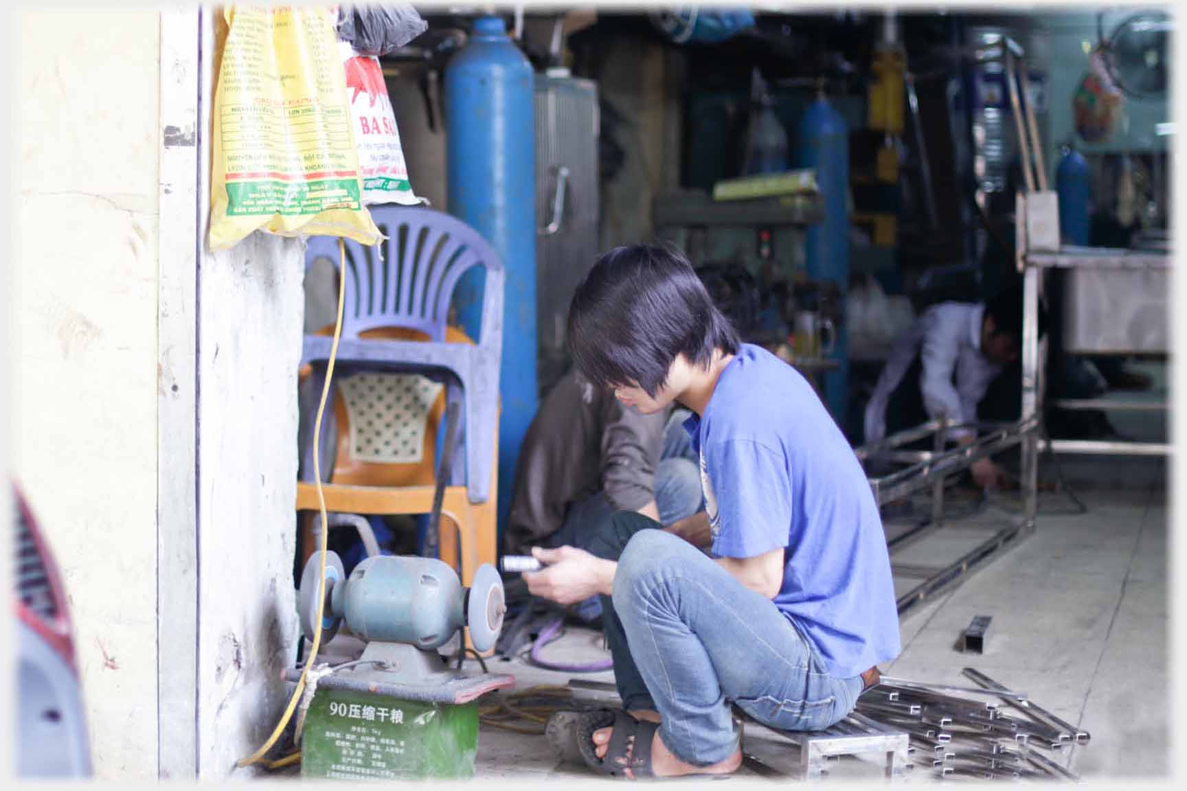 Man squatting using laith.