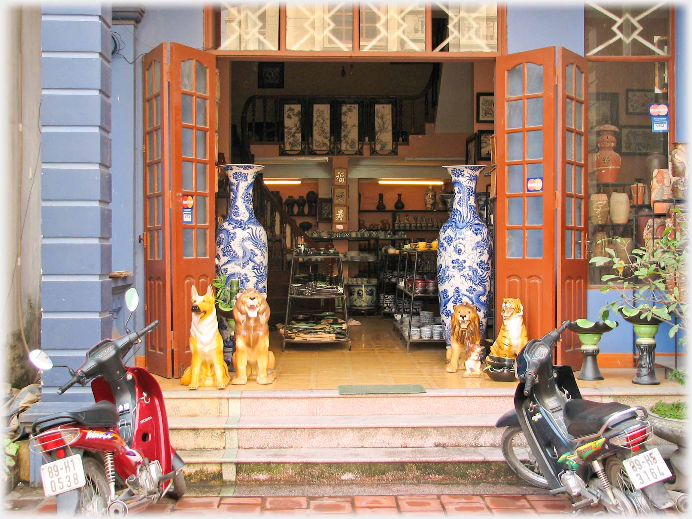 Entrance steps to showroom with ceramics at doorway.