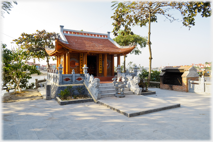 Room of Lach Bang Temple on dias.