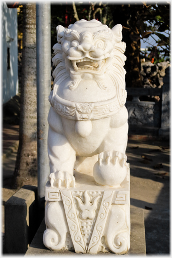 Front view opf the same lion.