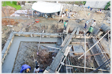 Putting the concrete of the foundations in place.