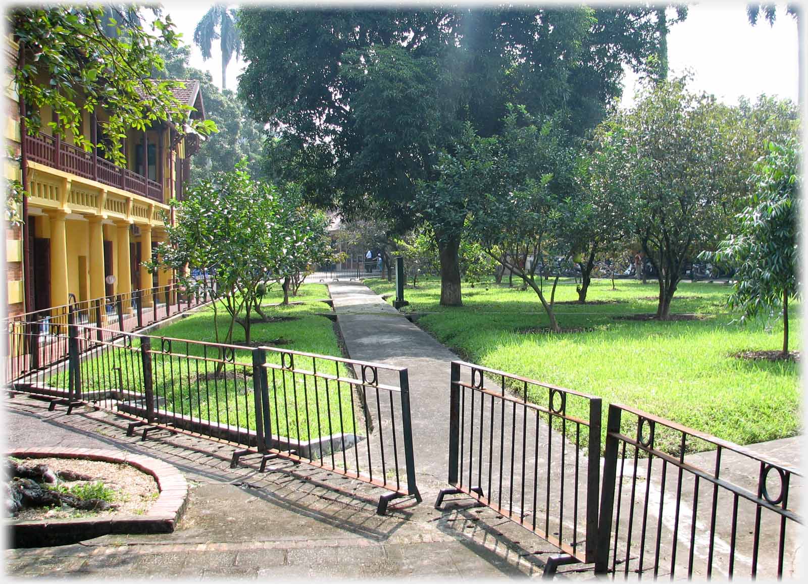 Garden with ochre governement building.