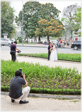 Wedding couple in front of Pagoda Gate