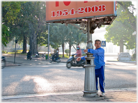 Man hitting lamp-post.