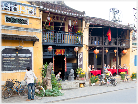 Restaurant and tourist office.