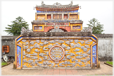 Spirit screen outside the Truong Sanh Pavillion.