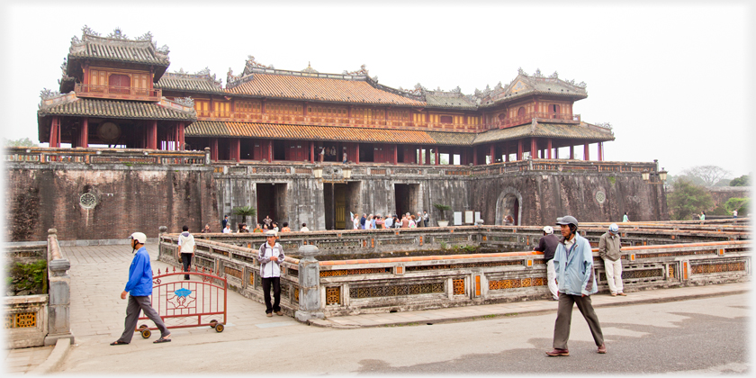 Bridges and tunnels at the Ngo Mon entrance.