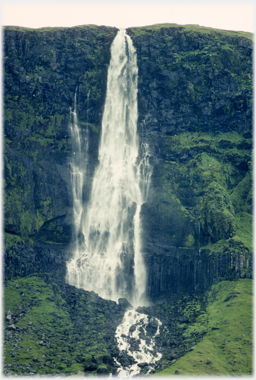 Close-up of the waterfall in the previous picture.