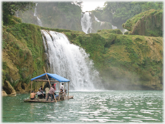 Boat trip at the Ban Gioc waterfalls.