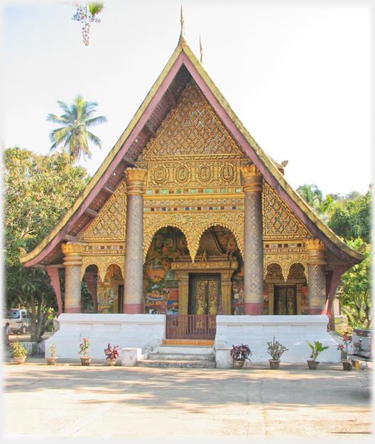 Front of Wat Xieng Mouane.