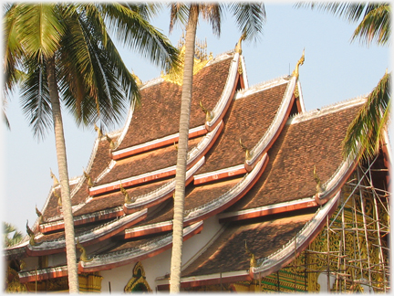 The piled up roofs of the Haw Pha Bang from the end.