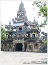 The front facade of Linh Phuoc Pagoda.