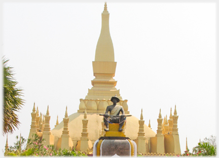 Statue in front of the Pha That Luang.