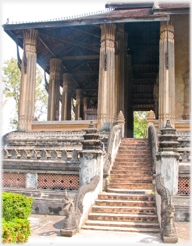 Steps leading up to the gallery that surrounds the Haw Phra Kaew.