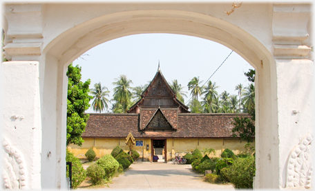 Entrance and front garden of the Wat Si Saket.