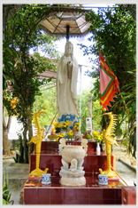 Statue and ornimentaion in the pagoda's courtyard.