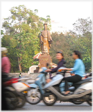 Statue and traffic