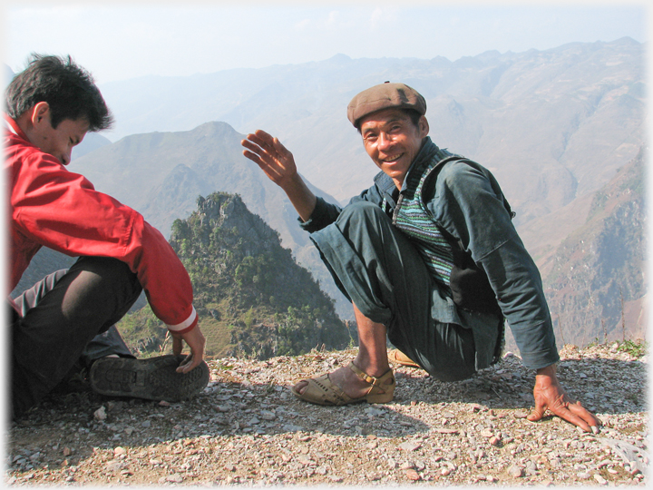 A local man talking to Hân.