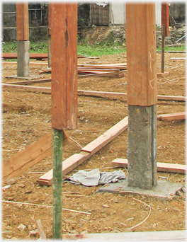 The bottom of the wooden posts of the framework finish half a metre off the ground on concrete stands.