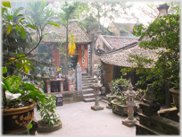 The upper courtyard of the Thay Pagoda.