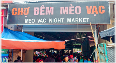 The sign at the entrance to the market.