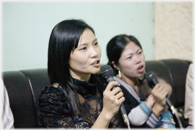 Duyen singing.