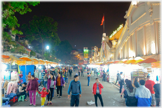 Dong Xuan market front